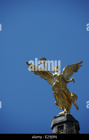 L'Ange de l'indépendance, officiellement connu sous le nom de colonne de la victoire sur un rond-point situé sur le Paseo de la Reforma. Banque D'Images