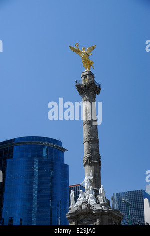 L'Ange de l'indépendance, officiellement connu sous le nom de colonne de la victoire sur un rond-point situé sur le Paseo de la Reforma. Banque D'Images