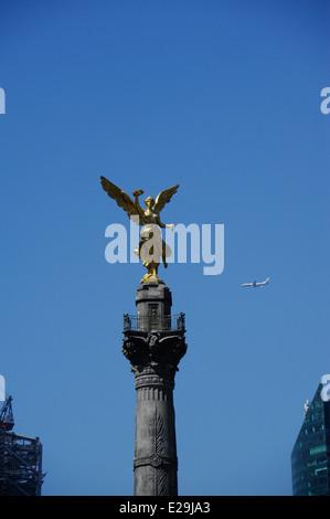 L'Ange de l'indépendance, officiellement connu sous le nom de colonne de la victoire sur un rond-point situé sur le Paseo de la Reforma. Banque D'Images