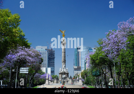 L'Ange de l'indépendance, officiellement connu sous le nom de colonne de la victoire sur un rond-point situé sur le Paseo de la Reforma. Banque D'Images