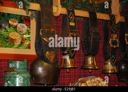 Cloches alsaciennes décoratifs sur l'écran dans une échoppe de marché de Noël à Colmar, France Banque D'Images