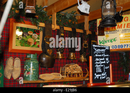 Les éléments décoratifs en alsacien sur l'affichage d'une échoppe de marché de Noël à Colmar, France Banque D'Images