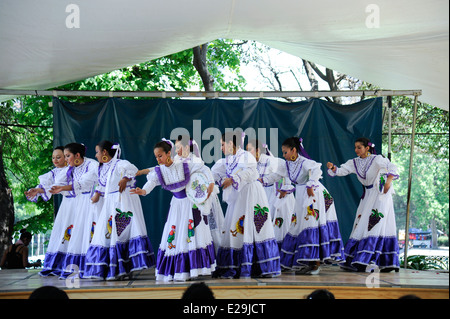 La classe de danse de l'école secondaire de l'exposition danses mexicaines traditionnelles dans le parc de Chapultepec, Mexico, Mexique. Banque D'Images