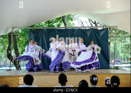 La classe de danse de l'école secondaire de l'exposition danses mexicaines traditionnelles dans le parc de Chapultepec, Mexico, Mexique. Banque D'Images