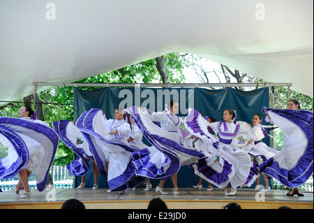 La classe de danse de l'école secondaire de l'exposition danses mexicaines traditionnelles dans le parc de Chapultepec, Mexico, Mexique. Banque D'Images