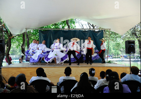 La classe de danse de l'école secondaire de l'exposition danses mexicaines traditionnelles dans le parc de Chapultepec, Mexico, Mexique. Banque D'Images