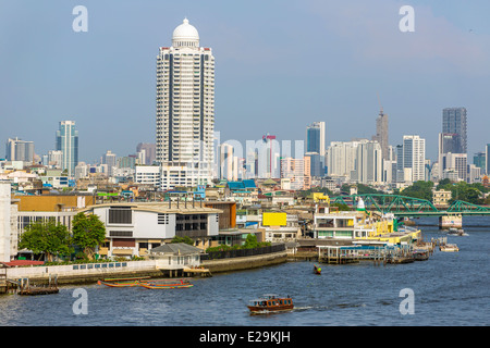 Le centre-ville de Bangkok à partir de la rivière Chao Phraya Banque D'Images