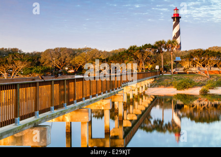 Phare de Saint Augustine reflétant sur la baie au petit matin à Saint Augustine en Floride. Banque D'Images