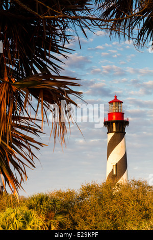 Tôt le matin, la lumière tombe sur le phare de saint Augustin à Saint Augustine en Floride. Banque D'Images