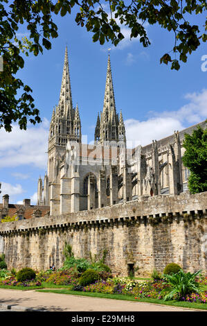 La France, Finistère, Quimper, vieux remparts sur Bvd Amiral de Kerguelen et la cathédrale Saint-Corentin Banque D'Images