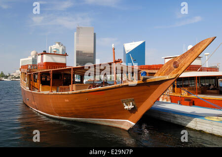 Emirats arabes unis, dubaï, Dubaï, l'émirat bateau dhow sur la Crique de Dubaï bras de mer avec les bâtiments de la Banque Nationale Banque D'Images