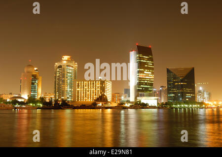 Emirats arabes unis, dubaï, Dubaï, l'émirat bâtiments modernes de la Banque Nationale de Dubaï et de la Chambre de Commerce et d'Industrie Banque D'Images