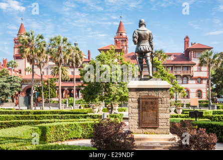 La statue de Pedro Menendez de Aviles fait face à l'architecture historique de Flagler College, au centre-ville de Saint Augustine, en Floride. Banque D'Images