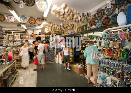 Les vacanciers à l'intérieur d'un Cretian Shopping Boutique de souvenirs Crete Banque D'Images