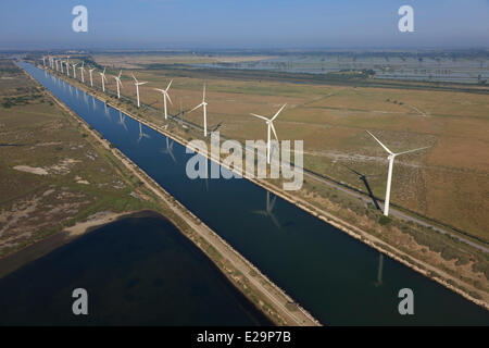 France, Bouches du Rhône, le canal, le parc éolien à Fos sur Mer, 850 kW, 25 turbines de 75m de haut, de la zone de Port de Marseille entre Banque D'Images