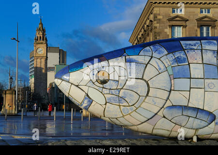 Royaume-uni, Irlande du Nord, Belfast, bord de l'eau sur la rivière Lagan, le gros poisson par John de la bienveillance sur Donegall Banque D'Images