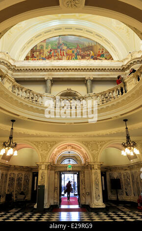 Royaume-uni, Irlande du Nord, Belfast, l'hôtel de ville, le hall principal et peinture murale symbolisant l'histoire de la ville Banque D'Images