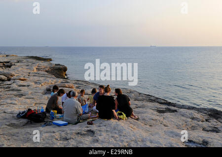 France, Bouches du Rhône, Côte Bleue, Sausset les Pins, pique-nique en famille au bord de la mer à l'anse du Verdon Banque D'Images