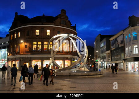 Royaume-uni, Irlande du Nord, Belfast, la sculpture esprit de Belfast par Dan George Arthur dans Square et Cornmarket Banque D'Images