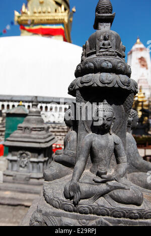 Au Népal, la vallée de Katmandou classée au Patrimoine Mondial de l'UNESCO, district de Katmandou, Swayambhunath, temple, statue d'un bouddhiste Banque D'Images