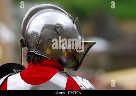 La France, de l'Ardennes, Sedan, fête médiévale, chevalier portant un casque médiéval Banque D'Images