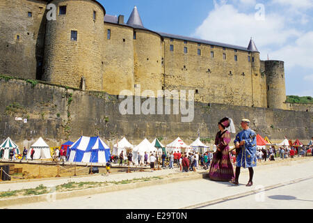 La France, de l'Ardennes, Sedan, fête médiévale,king et queen défilant devant le château de Sedan Banque D'Images