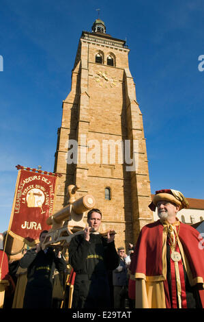 France, Jura, Arbois, Percée du Vin Jaune, sortie de l'église Saint Just de la procession de l'ambassadeurs de Banque D'Images