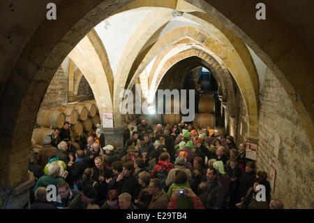 France, Jura, Arbois, Percée du Vin Jaune, foule dans la cave de la reine Jeanne Banque D'Images