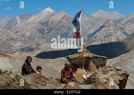 Au Népal, la zone de Karnali, région du Dolpo, Saldang, vieux sage et sa famille Banque D'Images