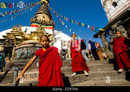 Le Népal, Vallée de Katmandou, classée au Patrimoine Mondial de l'UNESCO, Katmandou, temple bouddhiste de Swayambunath, le grand stupa, avec de jeunes Banque D'Images