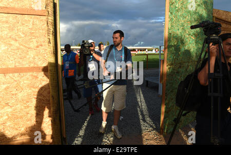 Santo André, au Brésil. 10 Juin, 2014. Les journalistes ont de quitter la session de formation de l'équipe nationale de football allemande au centre d'entraînement de Santo André, Brésil, le 10 juin 2014. La Coupe du Monde de Football aura lieu au Brésil du 12 juin au 13 juillet 2014. Photo : Marcus Brandt/dpa/Alamy Live News Banque D'Images