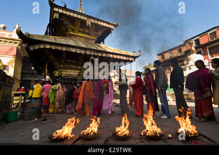 Le Népal, Vallée de Katmandou, classée au Patrimoine Mondial de l'UNESCO, Katmandou, temple bouddhiste de Swayambunath, rituel de purification par Banque D'Images