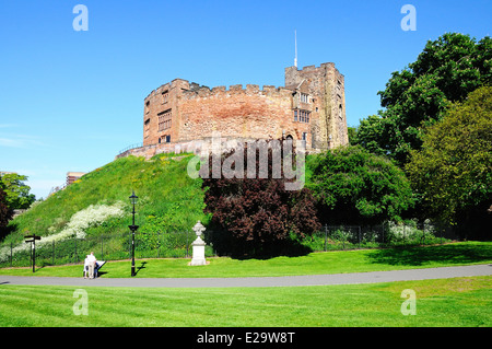 Vue sur le château normand vu des jardins du château, Tamworth, Staffordshire, Angleterre, Royaume-Uni, Europe de l'Ouest. Banque D'Images