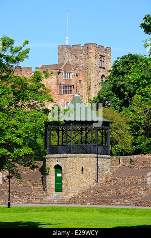 Vue sur le château normand et des jardins avec le kiosque à l'avant-plan, Tamworth, Angleterre, Royaume-Uni, Europe de l'ouest. Banque D'Images