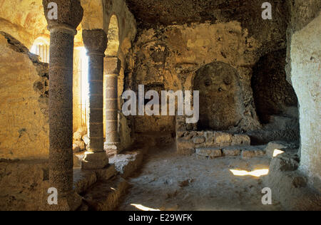 France, Puy de Dome, Saint Nectaire, grottes de Jonas, trogloditic site, chapelle médiévale, baptistère et piliers gravé dans la pierre Banque D'Images