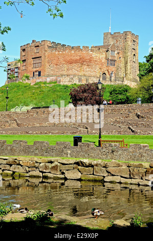 Vue sur le château normand et jardins avec la rivière Anker en premier plan, Tamworth, Angleterre, Royaume-Uni, Europe de l'Ouest. Banque D'Images