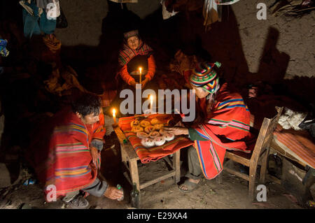 La Bolivie, la cordillère Apolobamba, Chari, cérémonie de guérison à distance, dans une ferme de Natividad, Arekupa (centre), souffrant de Banque D'Images