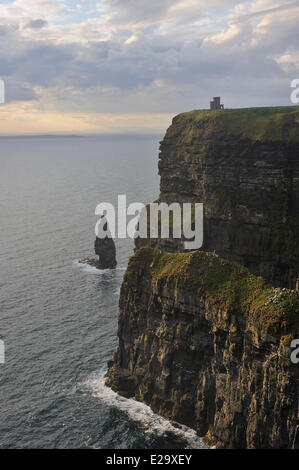 L'Irlande, le comté de Clare, les Falaises de Moher et O'Brien's tower Banque D'Images