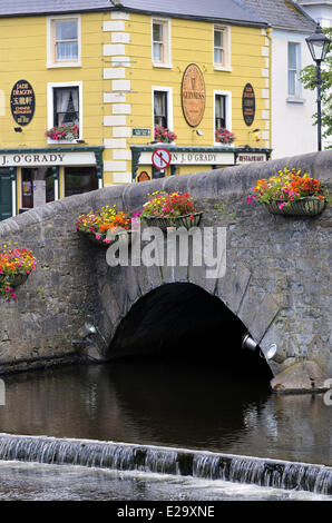 L'Irlande, dans le comté de Mayo, Wesport, vieux pont sur la Rivière Carrowbeg Banque D'Images