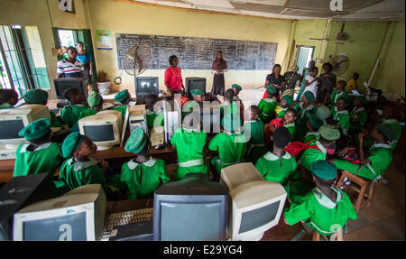 Ijebu Ode, au Nigeria. 11 Juin, 2014. Les élèves fréquentent une classe session à la jeune musulmane's High School à Ijebu Ode, Nigéria, 11 juin 2014. L'école secondaire est une école pour filles qu'avec les étudiants qui fréquentent à prédominance musulmane, âgés entre 11 et 18 ans. Photo : Hannibal Hanschke/dpa/Alamy Live News Banque D'Images