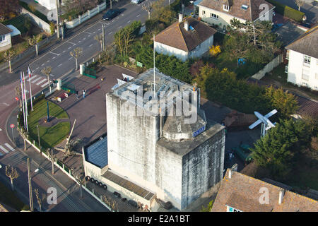 France, Calvados, Ouistreham, le Grand Bunker, musée du Mur de l'Atlantique, l'observation et de la commande post 17m de haut (vue aérienne) Banque D'Images