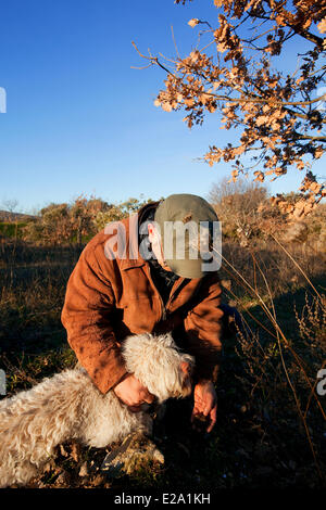 La France, Vaucluse, Luberon, Bonnieux, la récolte de truffes avec Jacky Banque D'Images