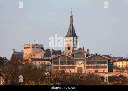 France, Charente, Angoulême, la tour de l'Hôtel de Ville et le donjon du château des Comtes d'Angoulême, dans la Banque D'Images