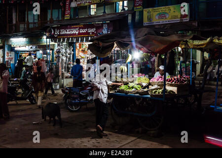 L'Inde, l'état du Karnataka, Badami, marché de nuit Banque D'Images