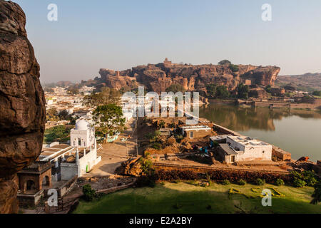 L'Inde, l'état du Karnataka, Badami, le village près du lac Banque D'Images