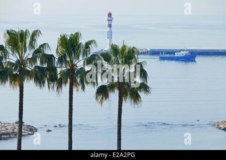 France, Alpes Maritimes, Cannes, l'entrée du vieux port Banque D'Images