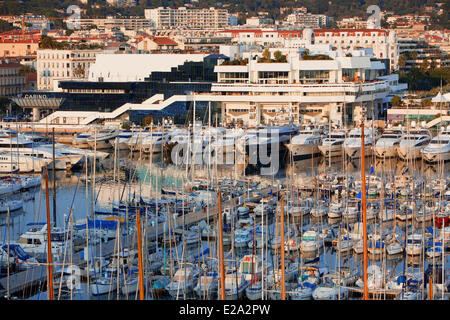 France, Alpes Maritimes, Cannes, vieux port et du Palais des Festivals Banque D'Images