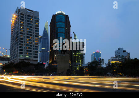 Vietnam, Saigon (Ho Chi Minh Ville), des gratte-ciel sur la place Me Linh avec la statue de Tran Hung Dao Banque D'Images