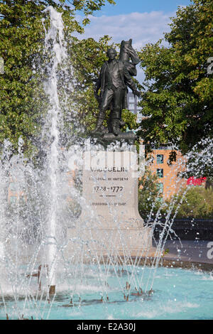 Canada, Québec, Montréal, la Place Vauquelin, fontaine et statue à la mémoire de Jean Vauquelin (1728-1772), naval français Banque D'Images