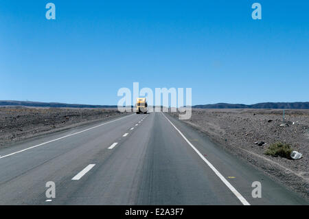 Région d'Antofagasta, Chili, El Loa province, Désert d'Atacama, un camion sur la route de Calama à San Pedro Banque D'Images